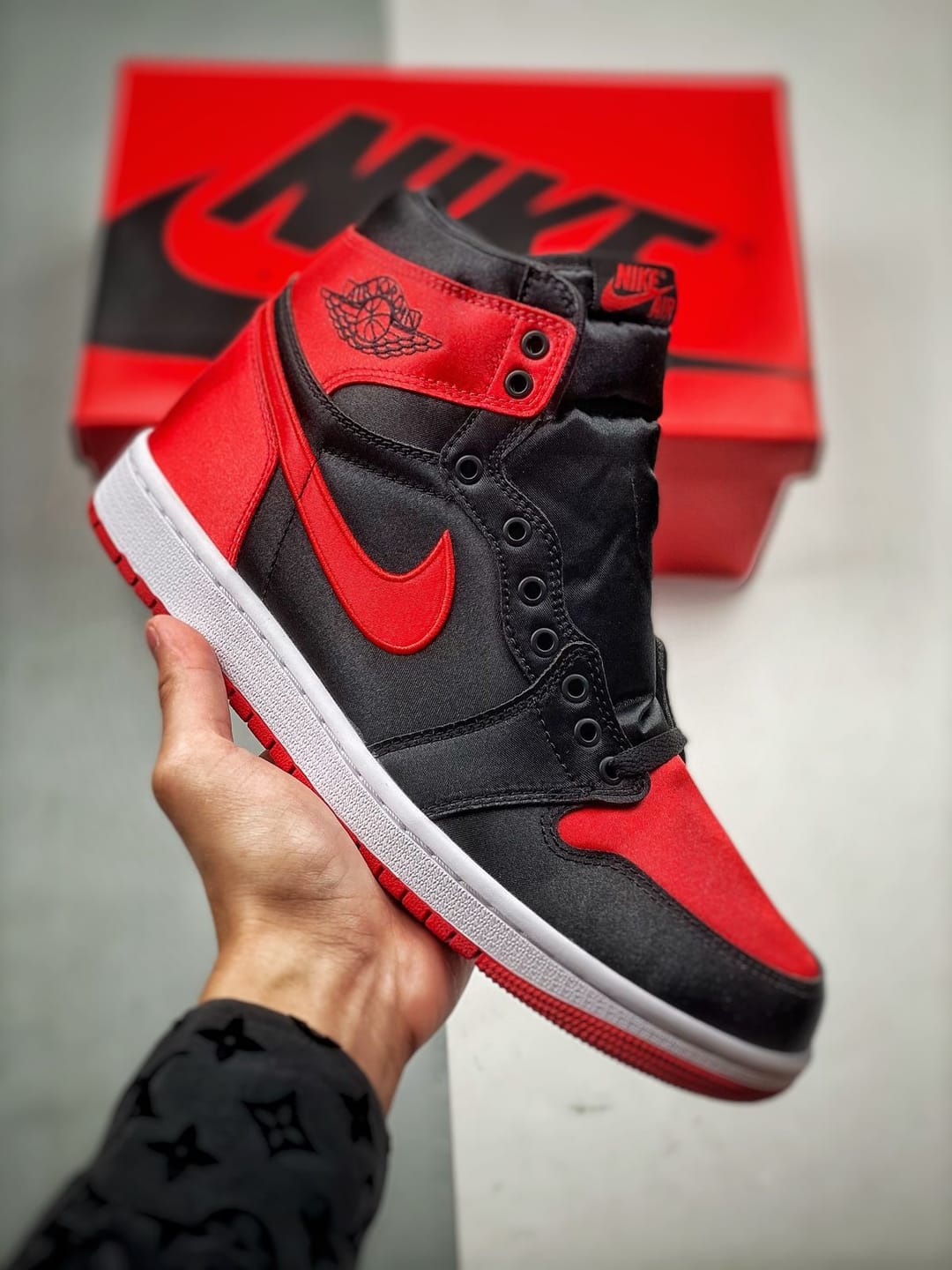 Jordan Retro 1 Satin Bred - Estilo Clásico y Color Rojo/Negro