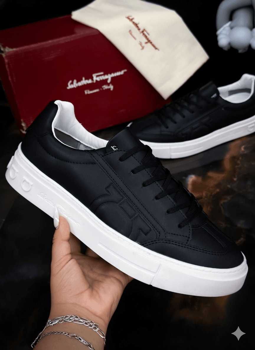 Tenis Salvatore Ferragamo de Cuero Negro con Suela Blanca - Elegancia y Comodidad Exclusiva