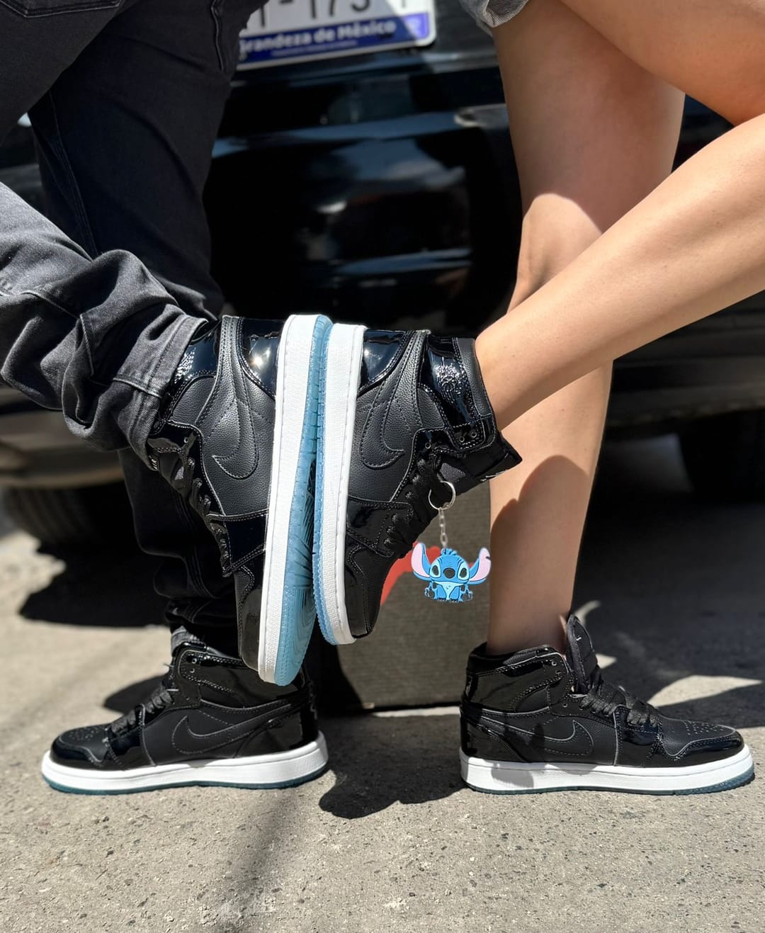Nike Air Jordan 1 Retro - Elegancia en Negro con Suela Azul